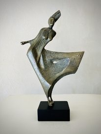 Танц - скулптура на Милко Добрев